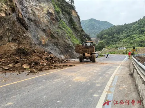 雨季守護不打烊！江西上饒廣信公路中心快速處置G237山體滑坡險情