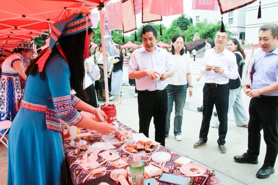 艾餈粑、手抓飯、民族舞蹈……湖北中醫藥大學這場中華文化交流節各民族同學玩到一起、吃成一家