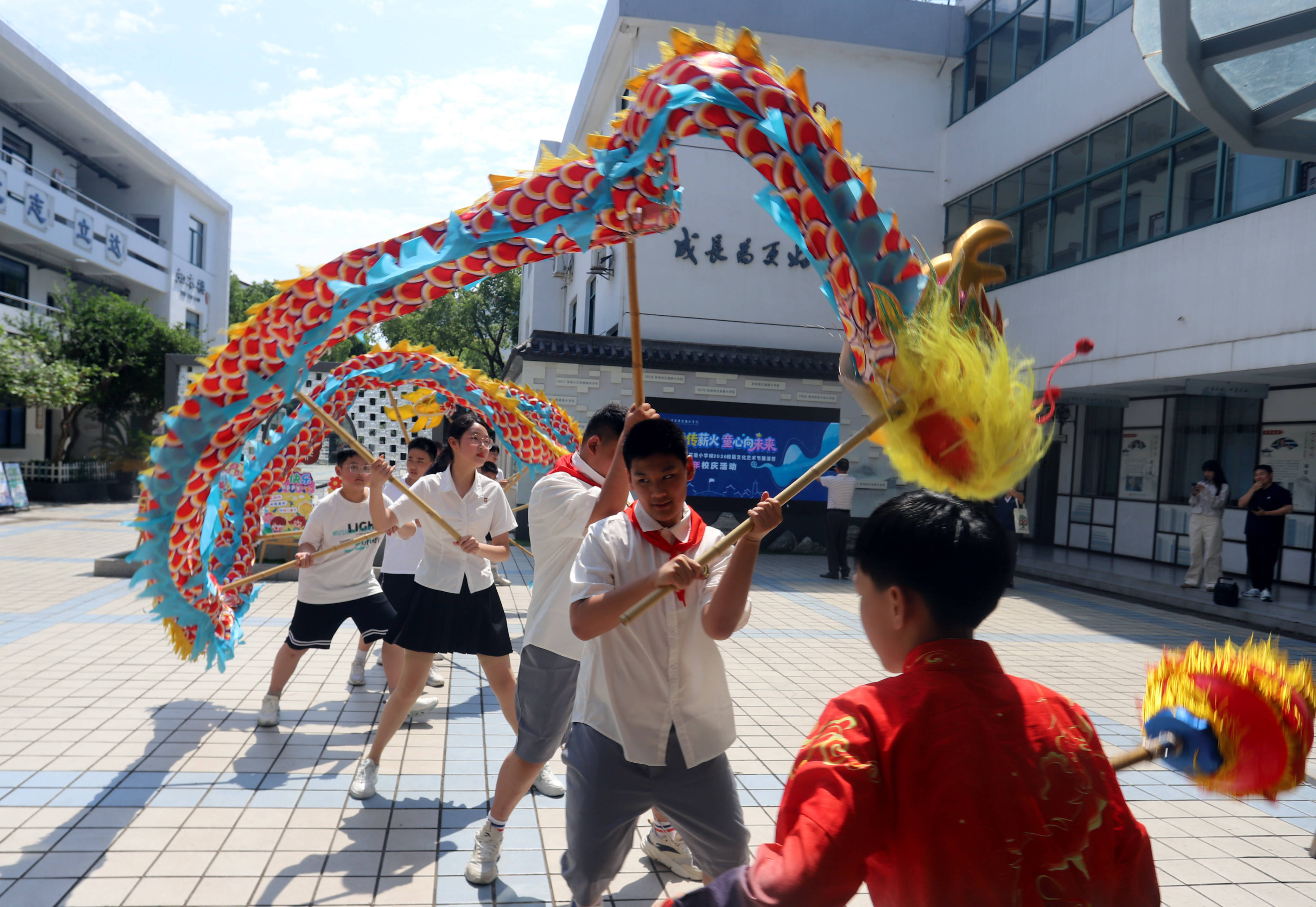 昇平實驗小學校充滿活力的舞龍表演歡慶“六一”國際兒童節的到來