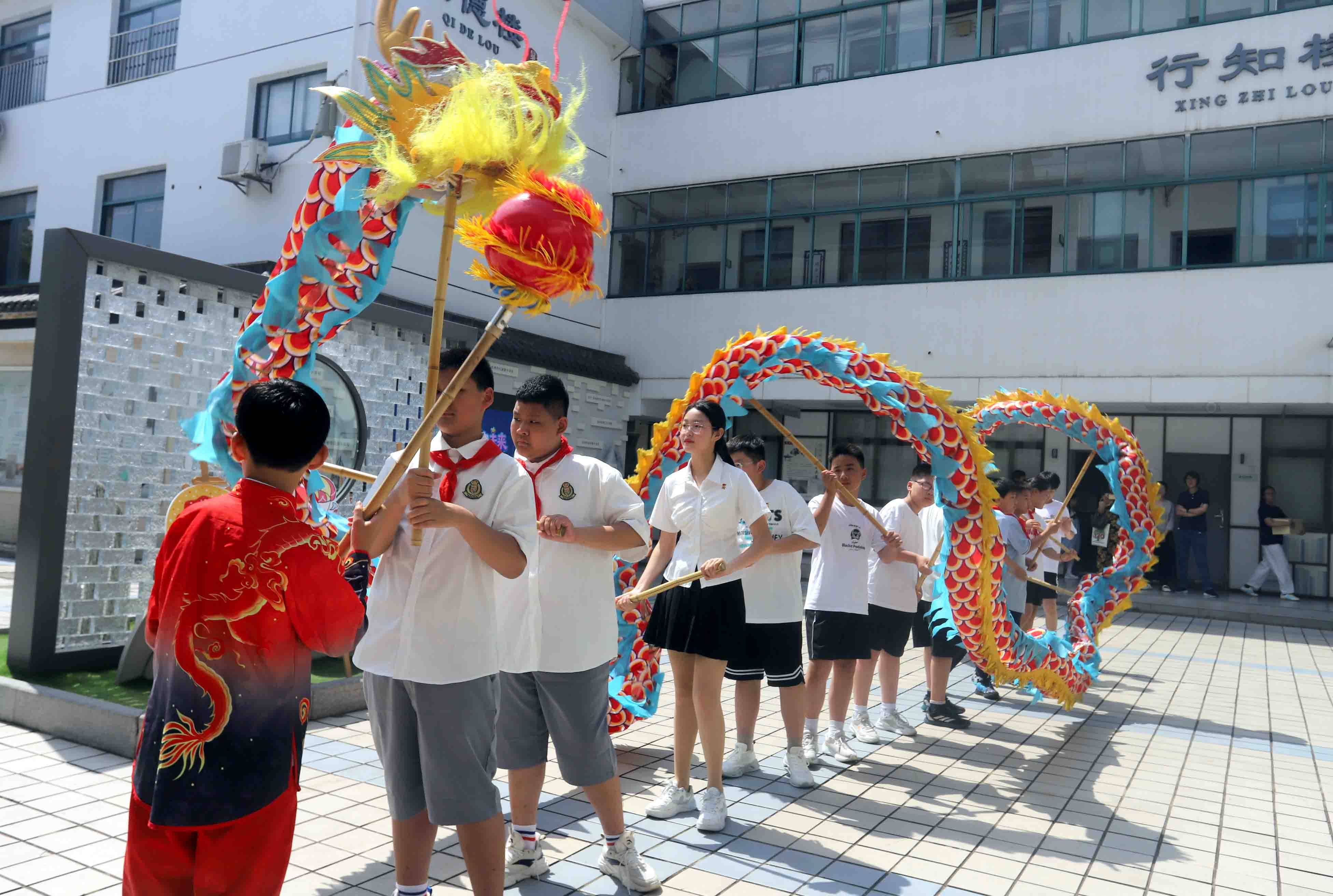 昇平實驗小學校充滿活力的舞龍表演歡慶“六一”國際兒童節的到來