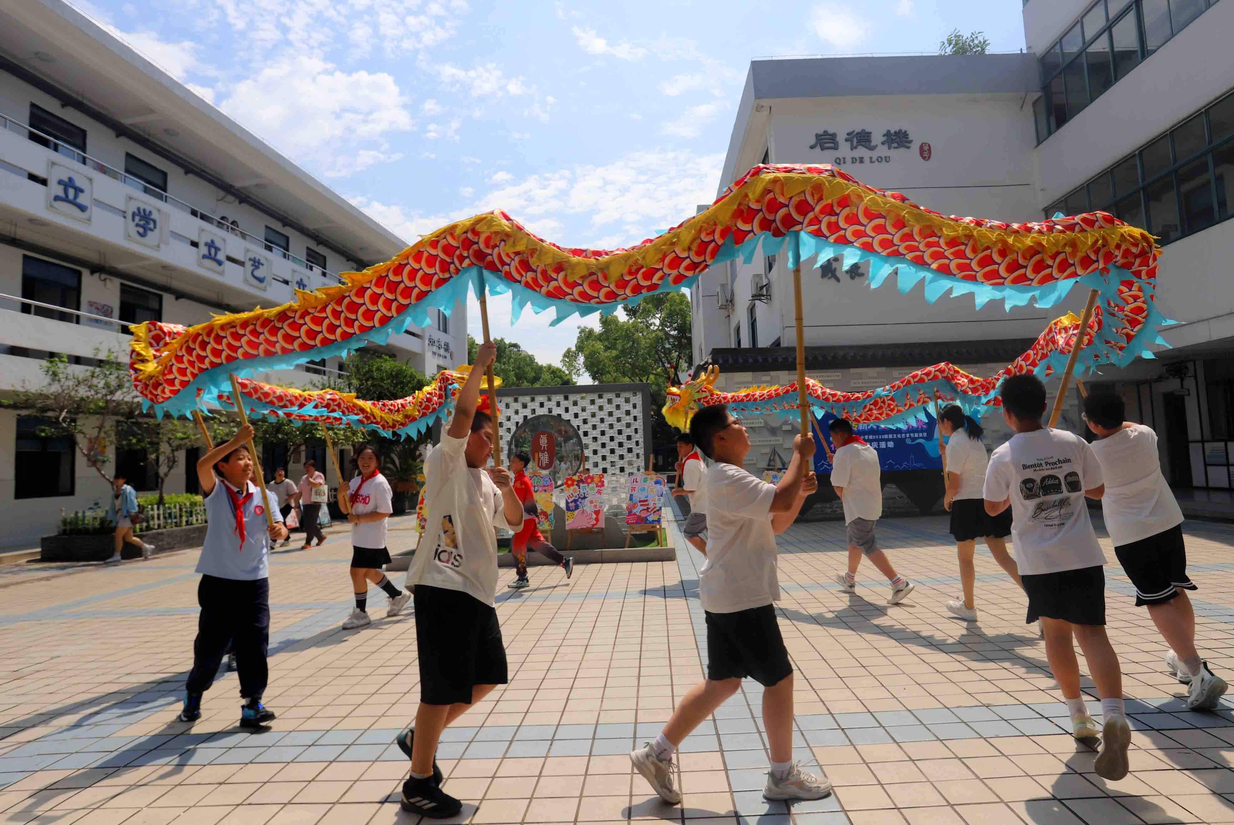 昇平實驗小學校充滿活力的舞龍表演歡慶“六一”國際兒童節的到來