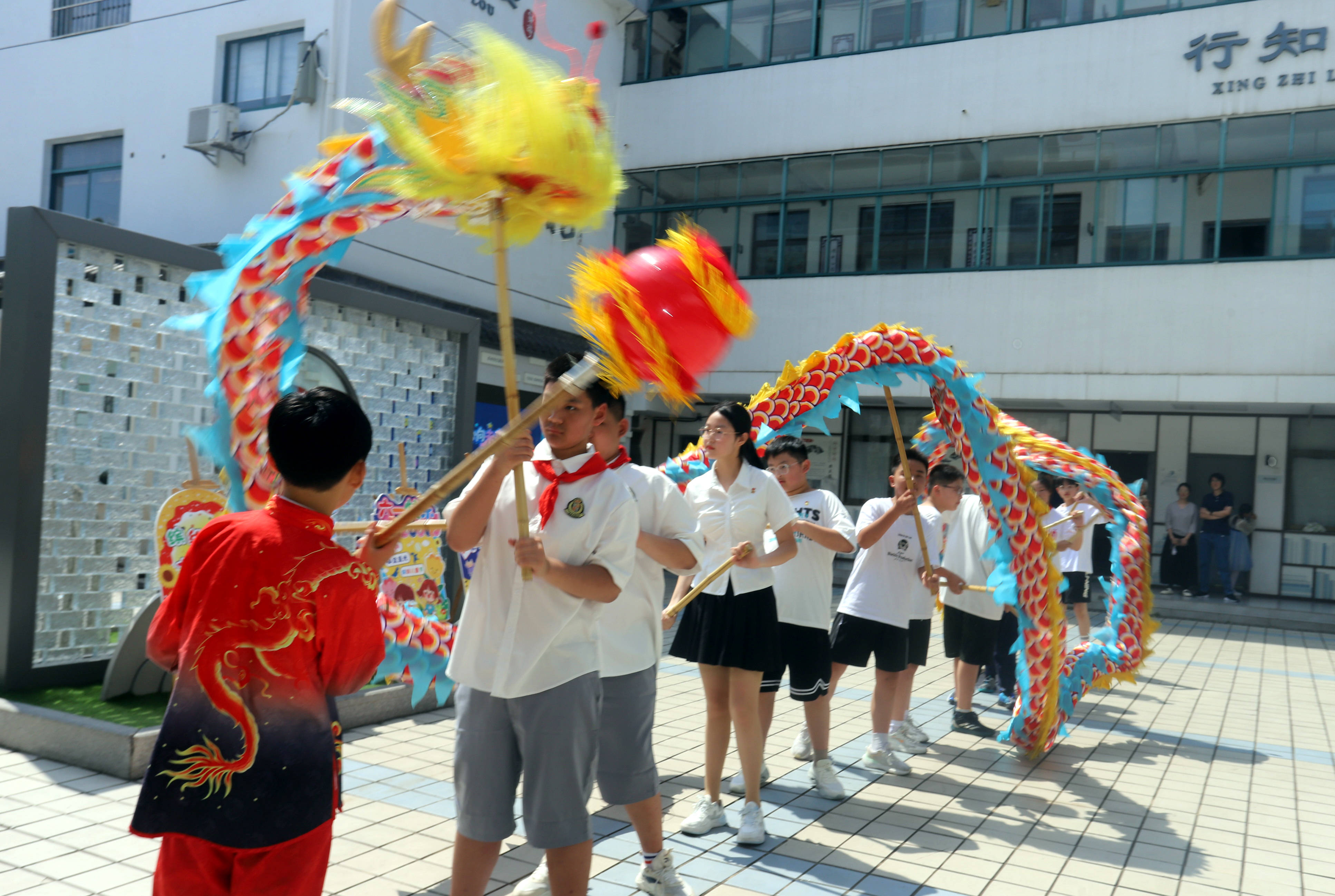 昇平實驗小學校充滿活力的舞龍表演歡慶“六一”國際兒童節的到來
