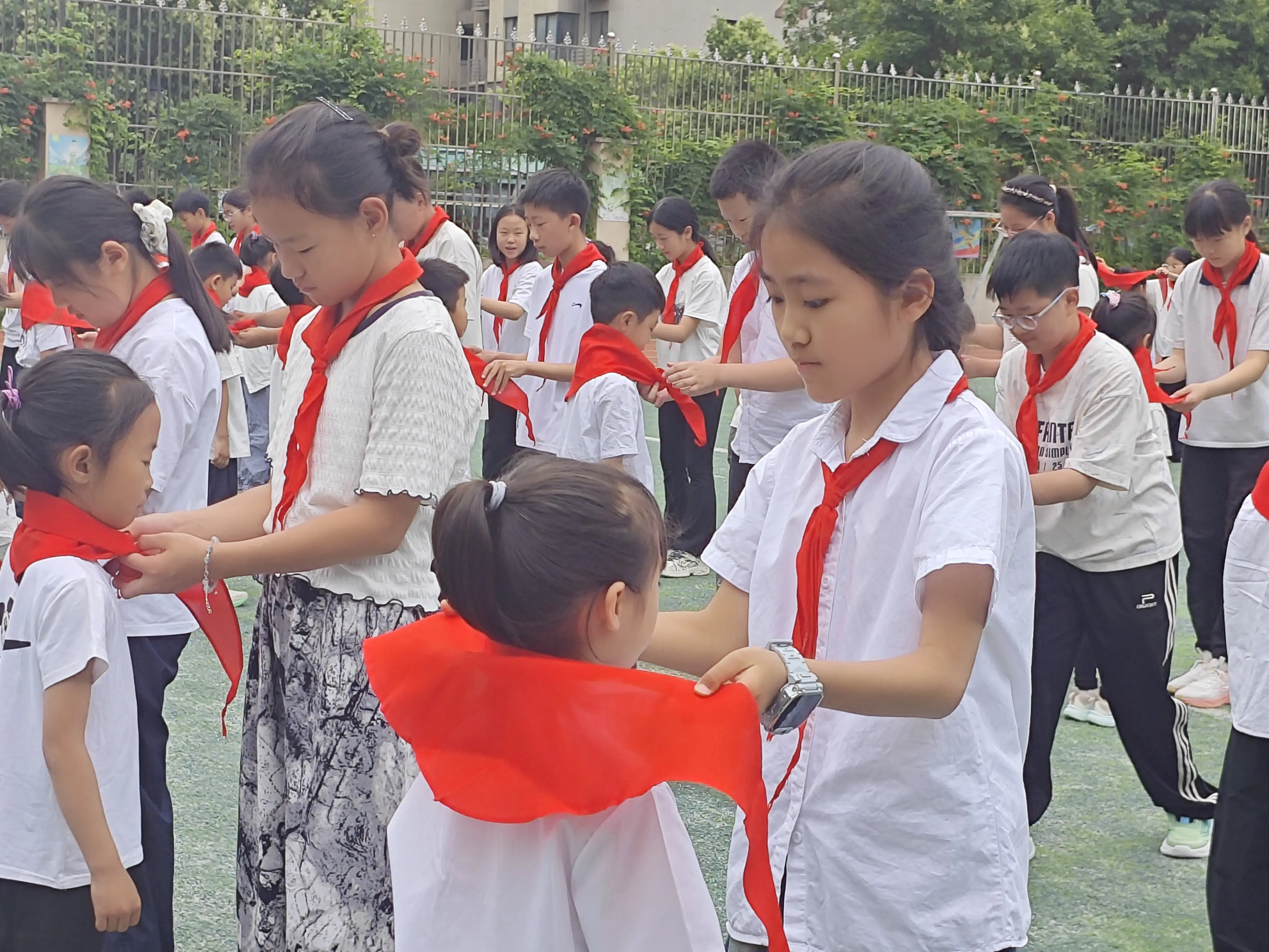 鄭州高新區蓮花街小學喜迎新隊員