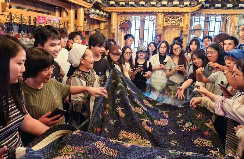 一眼淪陷！廣西大學生沉浸式解鎖水族刺繡“活化石”