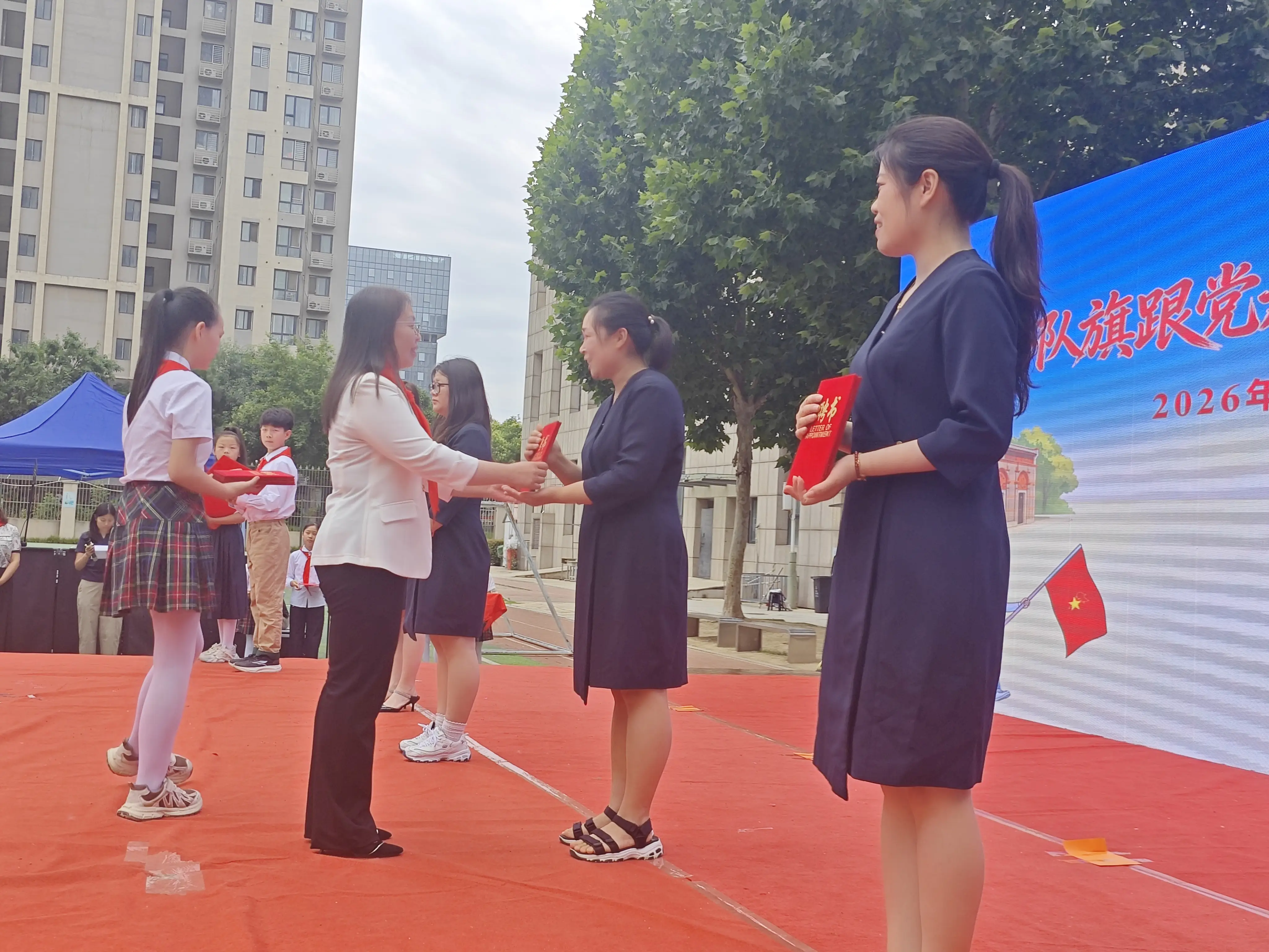 鄭州高新區蓮花街小學喜迎新隊員