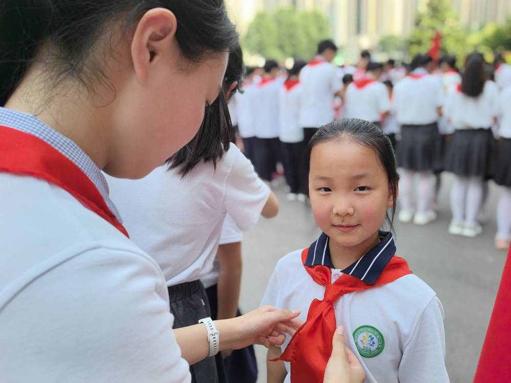 鄭州市中原區西悅城第一小學舉行新隊員入隊儀式