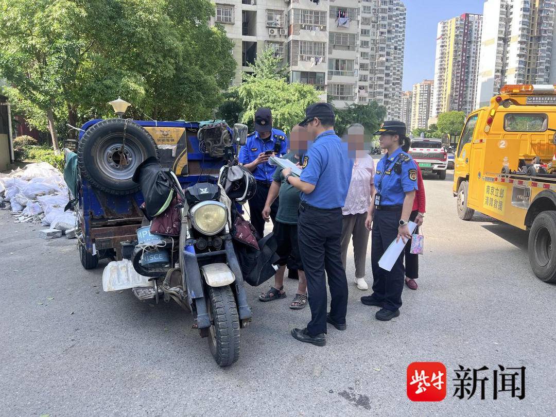 路邊冒出一堆裝修垃圾，南京建鄴城管6小時查處偷倒者