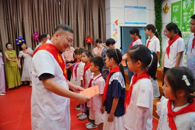 福建省勞模、東南眼科醫院趙廣愚院長走進麥浦小學，守護“睛”彩世界