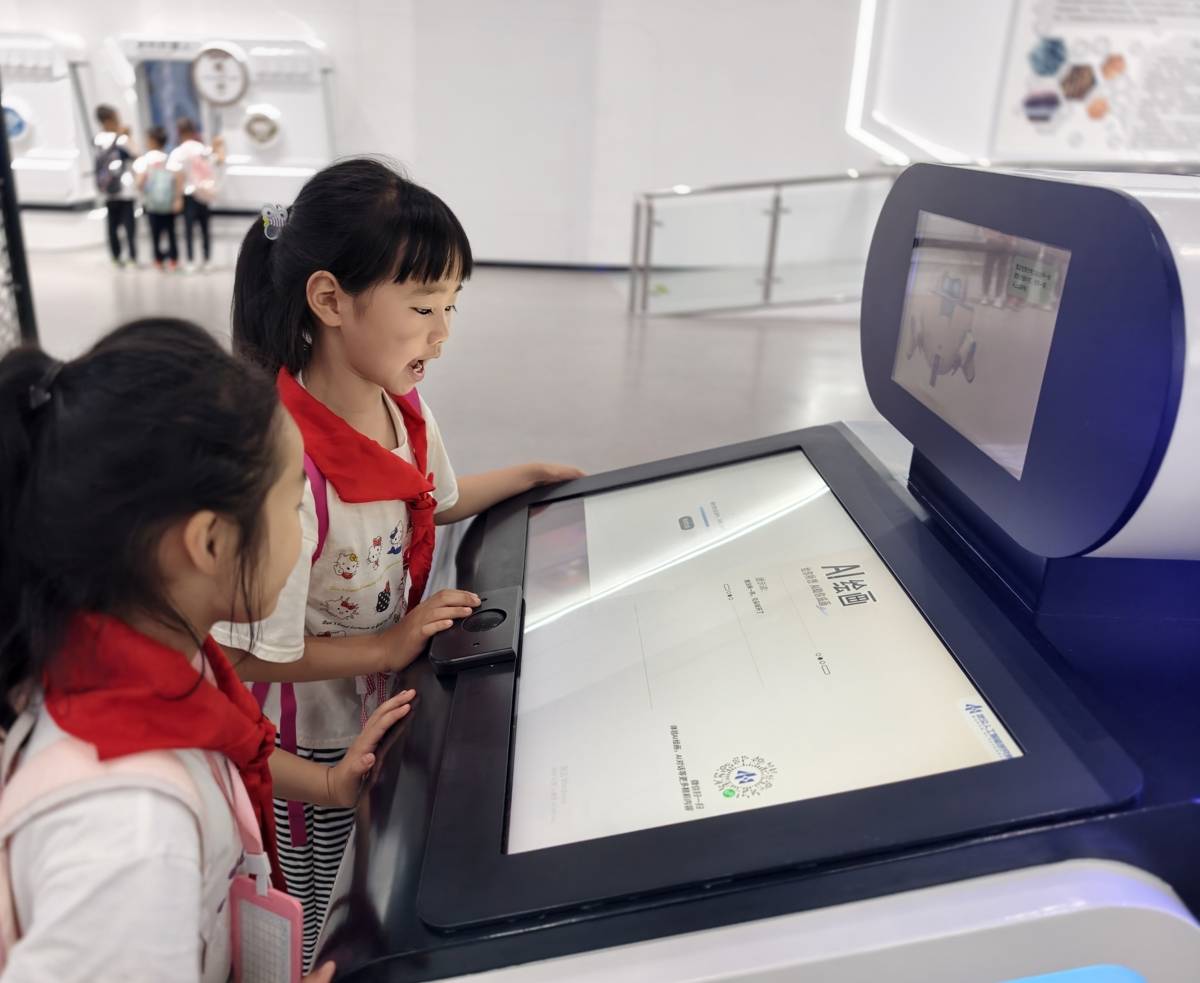 這所小學把課堂搬進省科技館，讓知識“活”了起來