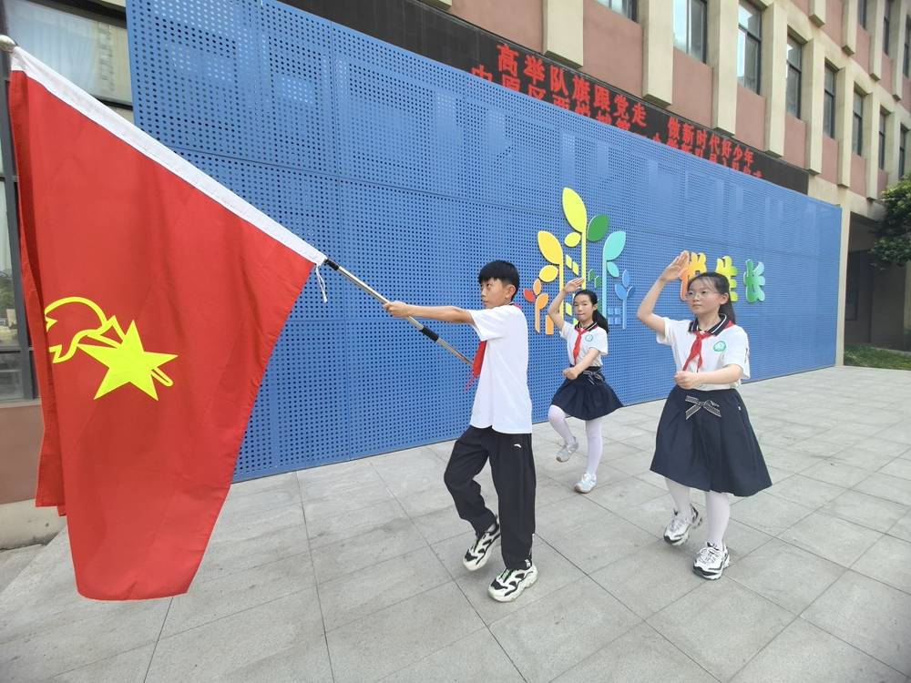 鄭州市中原區西悅城第一小學舉行新隊員入隊儀式