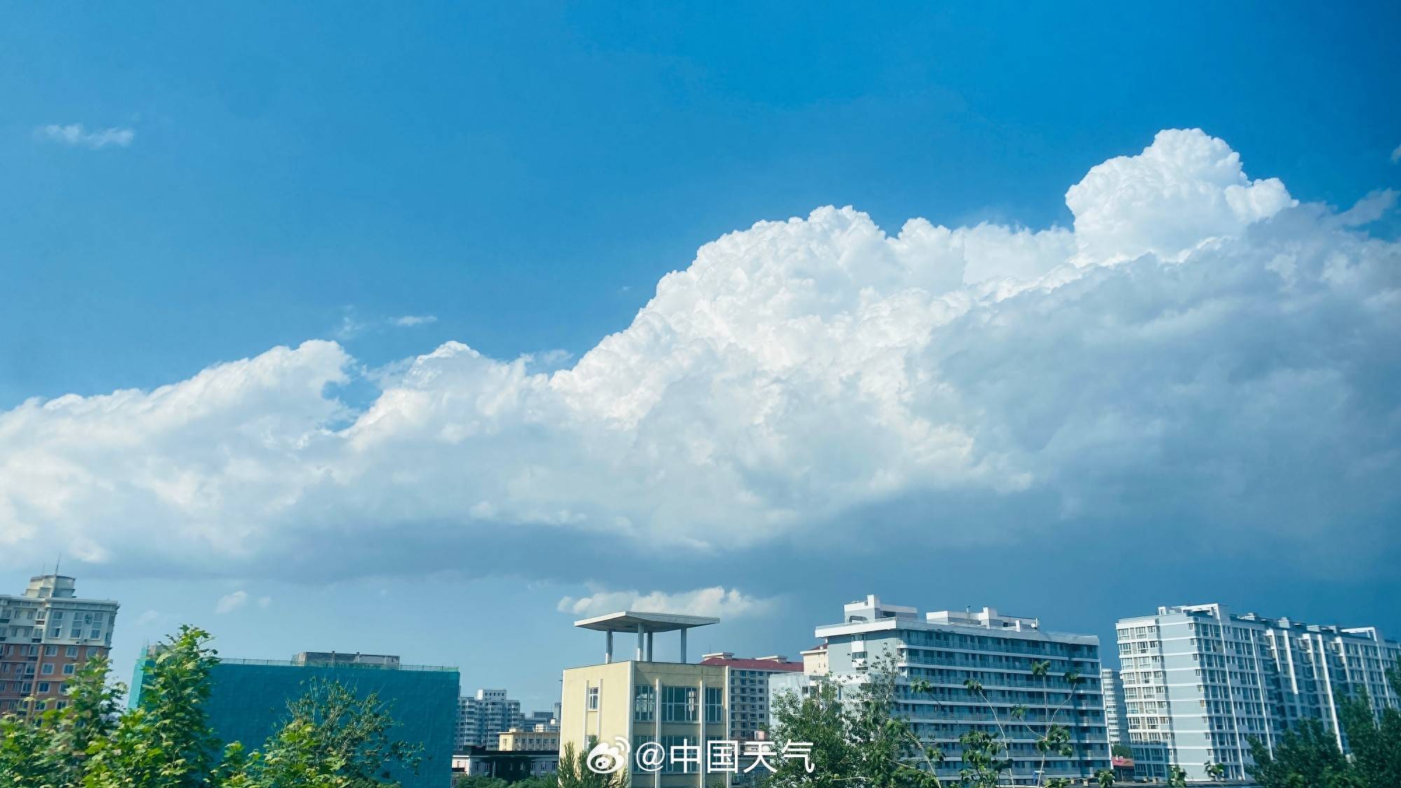 北京的雲正“快速長大”，這是大團積雨雲，小心雷電大風