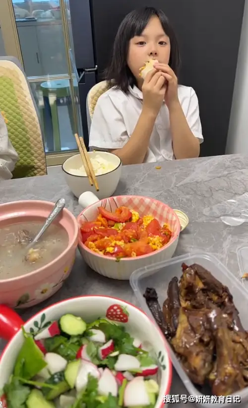 原創“一桌子沒幾個做熟的菜”，小學女兒吃到哭，家長無視自身問題