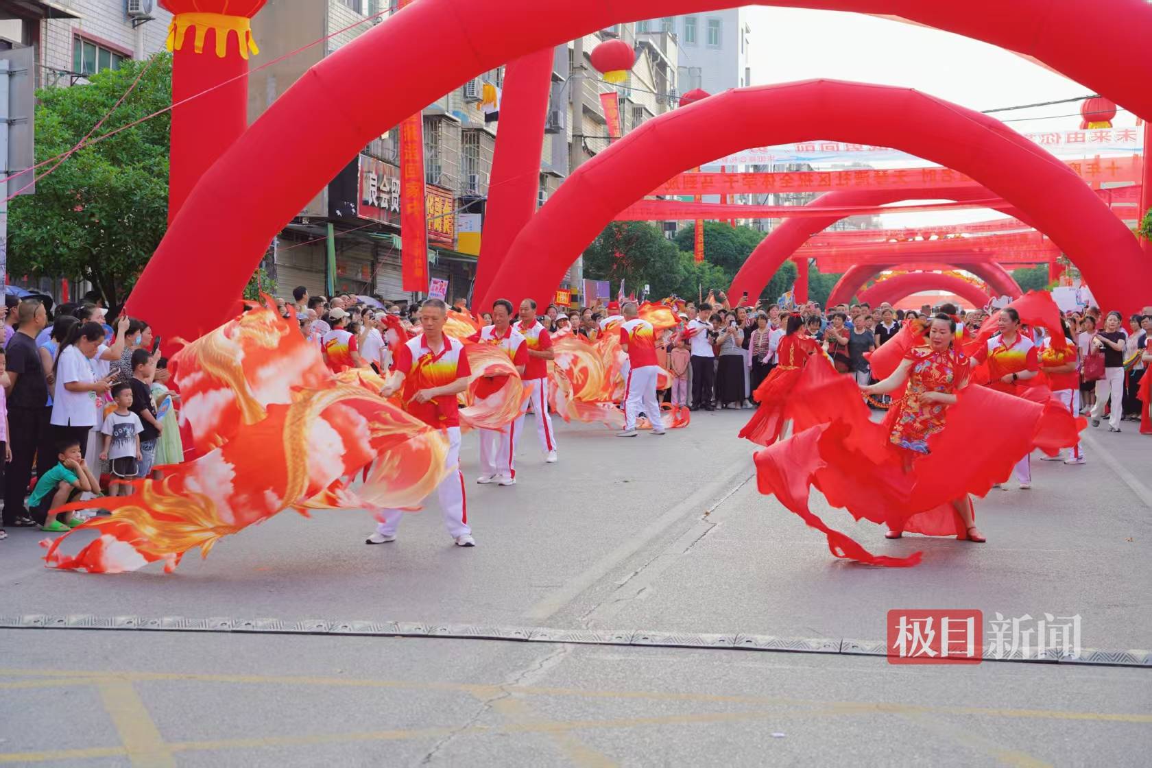 武漢新洲萬人空巷送考！鼓聲裡奔湧“教育之鄉”深情