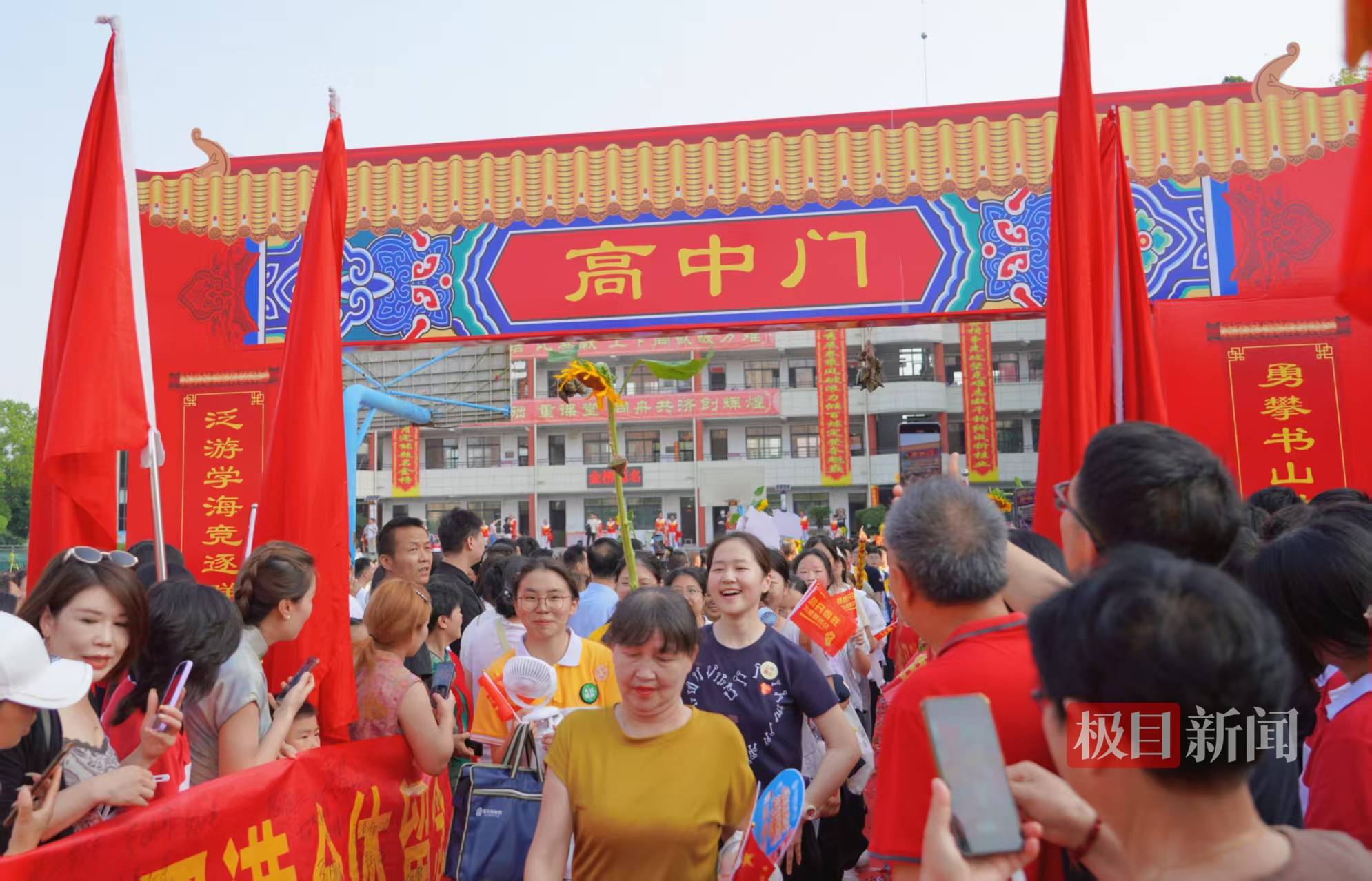 武漢新洲萬人空巷送考！鼓聲裡奔湧“教育之鄉”深情