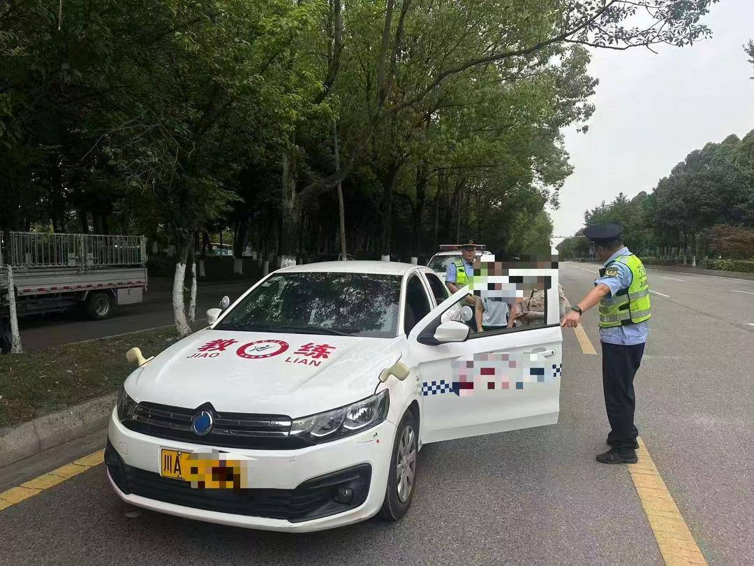 “油門踩到底，加速衝過去！”怕違規敗露，駕校教練教唆學員強行衝卡…