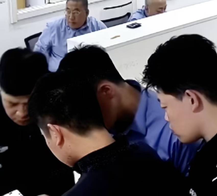 男子深夜在派出所外敬禮，自稱患癌老民警，警方發現其曾冒充警察同多名女性交往