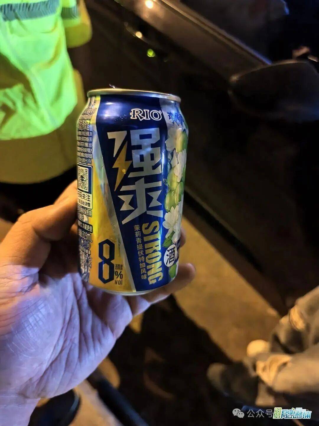湖南一女子開車途中口渴，就近買一罐雞尾酒解渴，被交警當場查獲