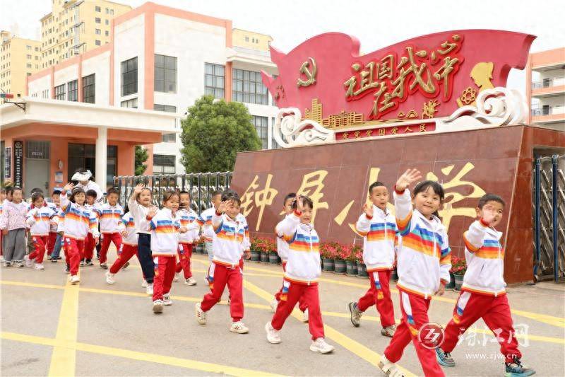 會澤縣鍾屏幼兒園開展幼小銜接“趣遊小學”活動