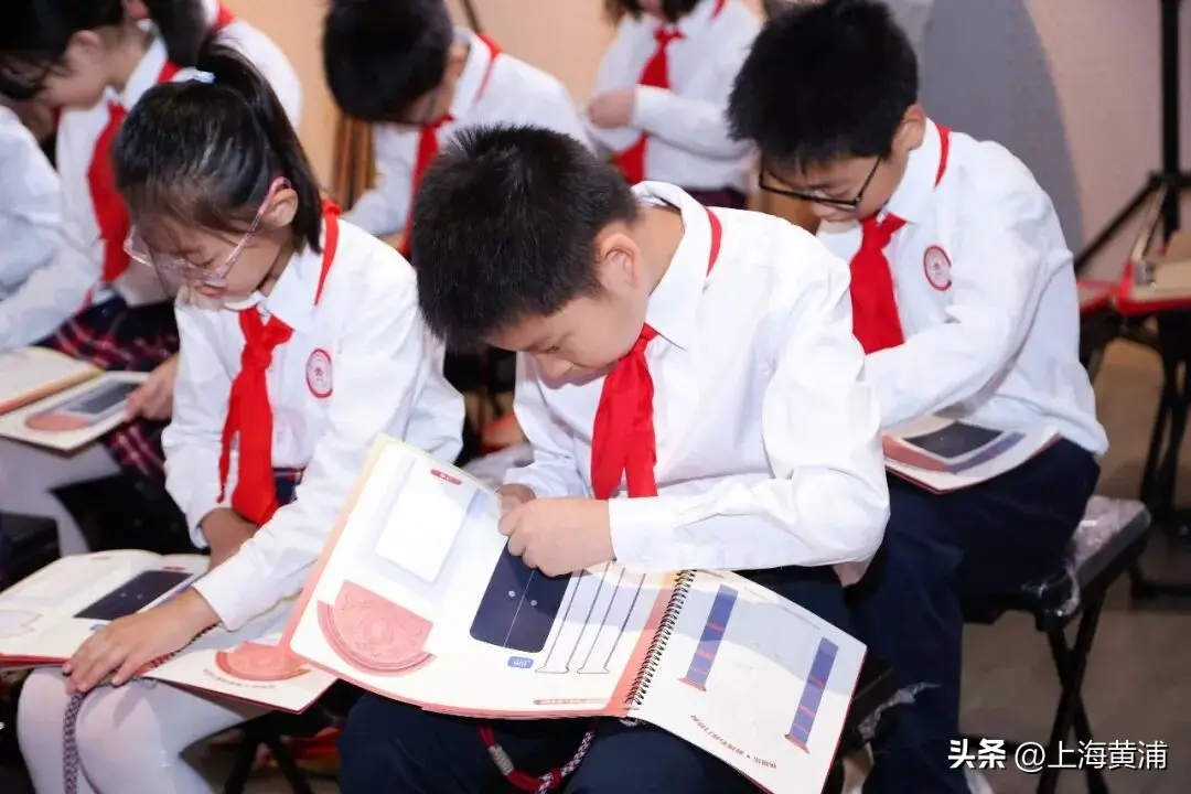 石庫門前同上思政課，上師大附屬黃浦梅溪小學“樹德課堂·黃浦區紅色週一大思政課”