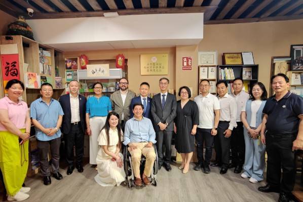 書香出海，馬德里圖書漂流站揭牌 | 新民僑梁