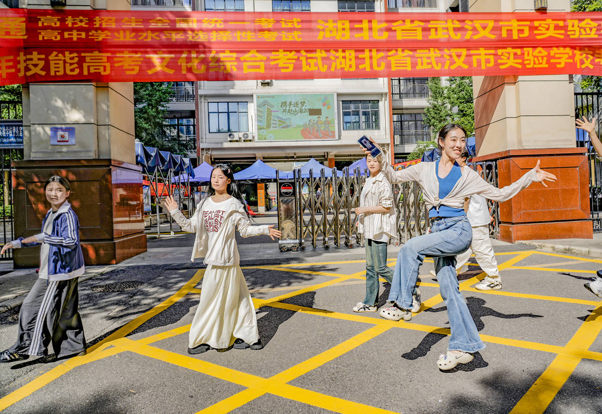 畫上完美句號！高考結束後舞蹈生在考場外愉快起舞