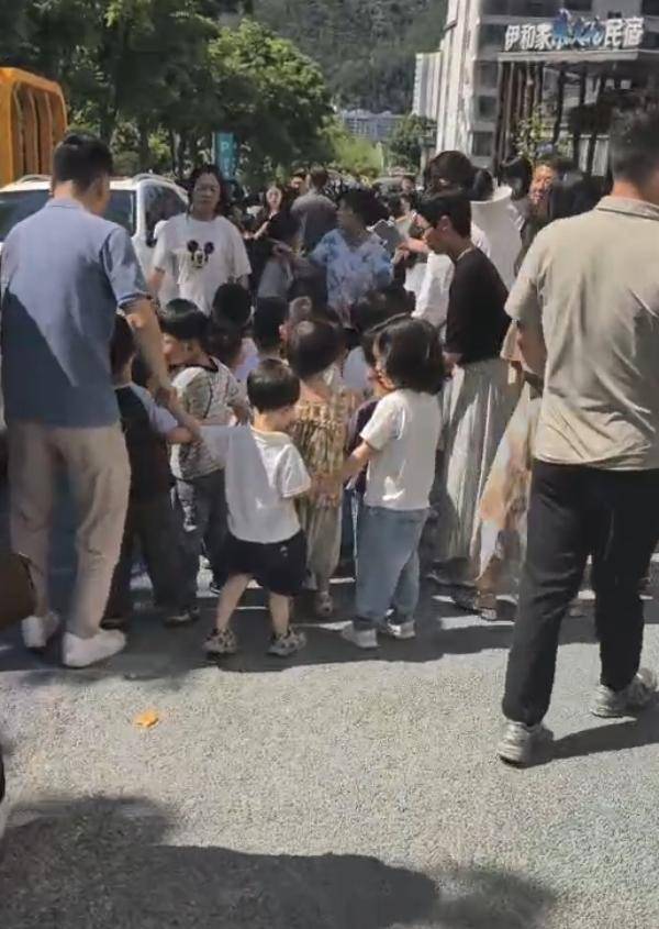 河南洛陽一小學發生火情