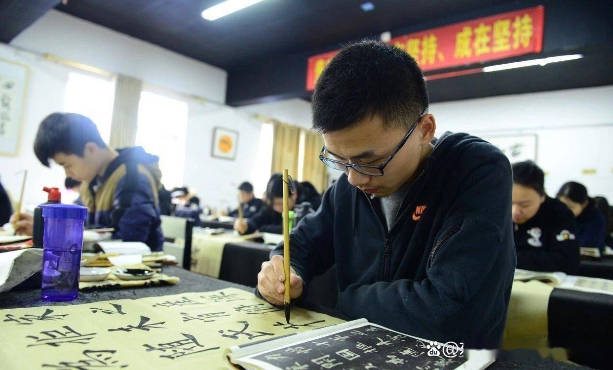 湖南書法高考培訓學校-高考書法集訓班哪裡好-高考書法專業的學校有哪些-高考書法集訓機構-湖南最好的書法高考培訓-書法藝考培訓班
