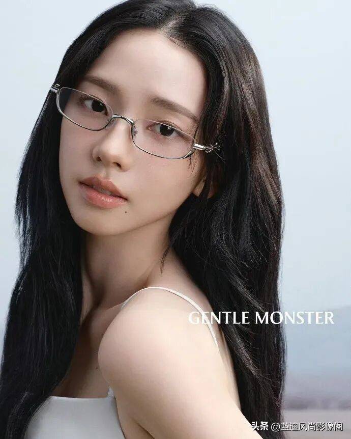 原創柳智敏 大片｜番茄甜園織童趣，眼鏡少女破次元