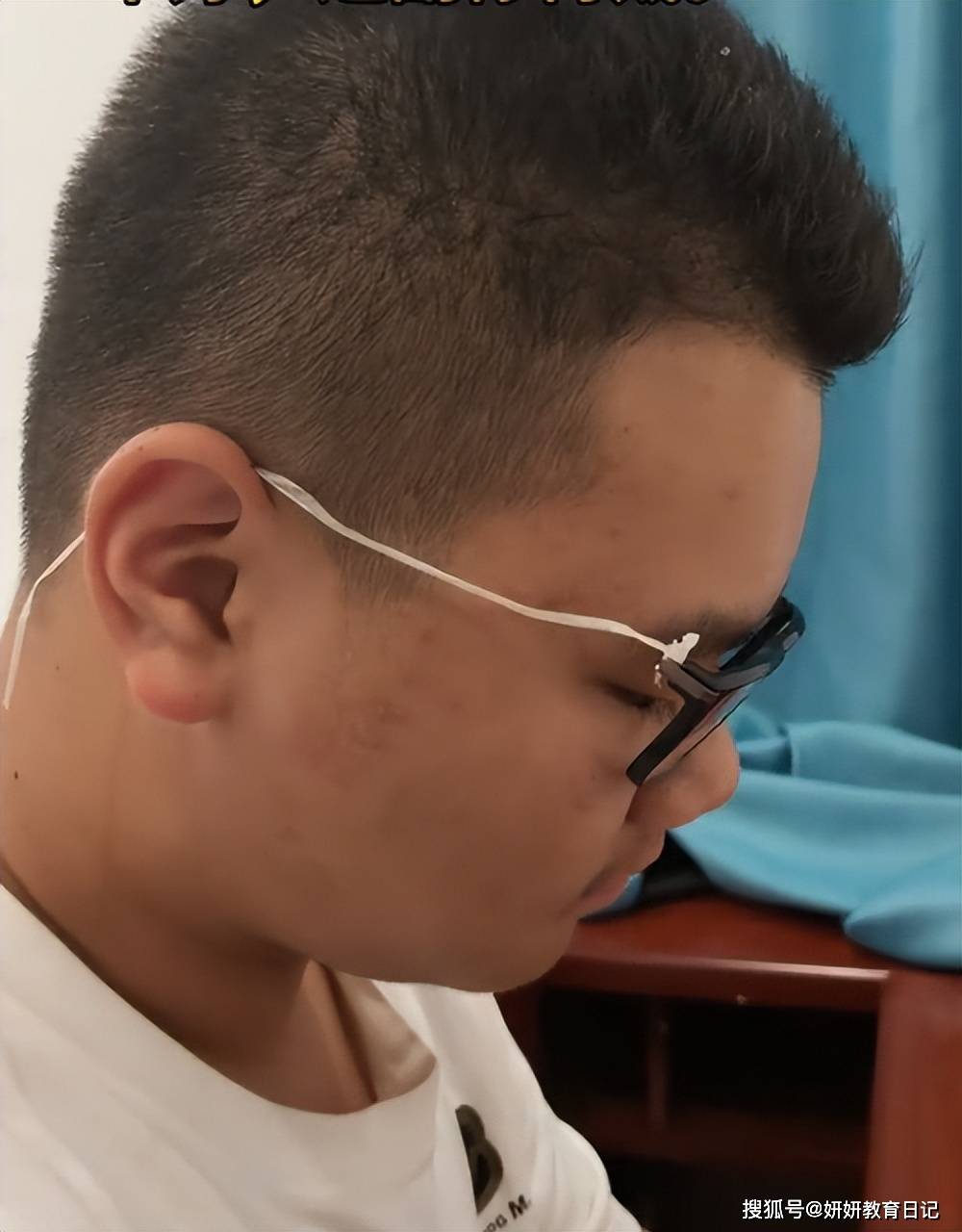 原創“把兒子當外人整呢”，一根破爛眼鏡腿，讓人心疼高考男生處境
