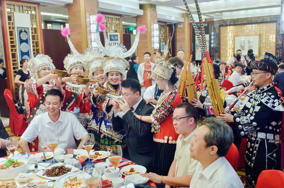 民族飯店！貴州非遺美食節，酸湯魚太頂了！