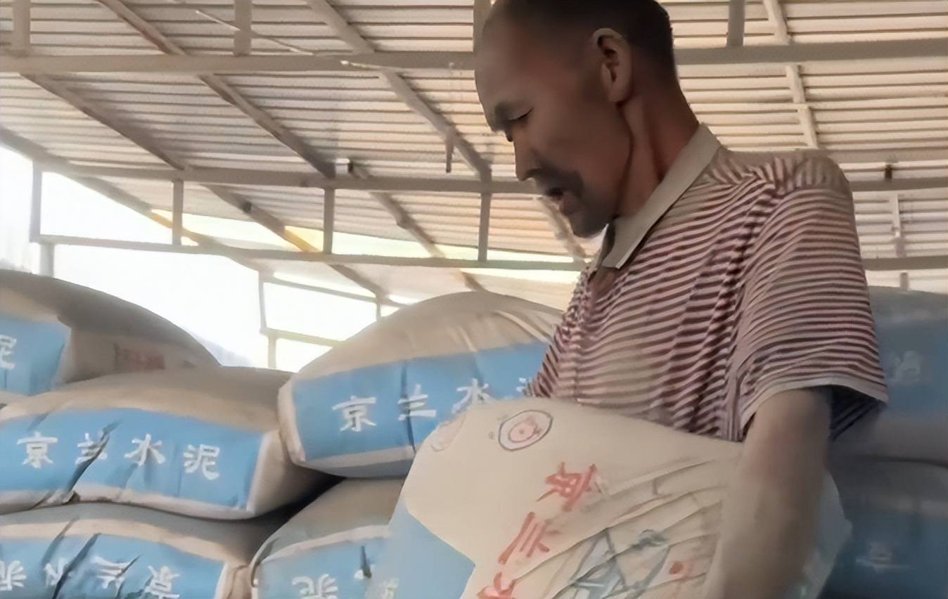 原創殘障老人被迫搬水泥20年，為何身邊無一人報警？