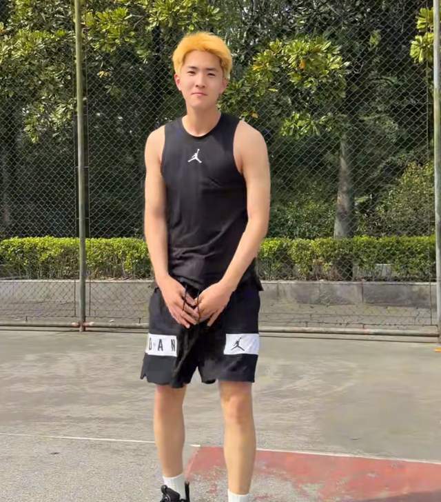原創張百喬婚變後為親弟弟相親！八塊腹肌顏值差距大，現場被女性爆燈