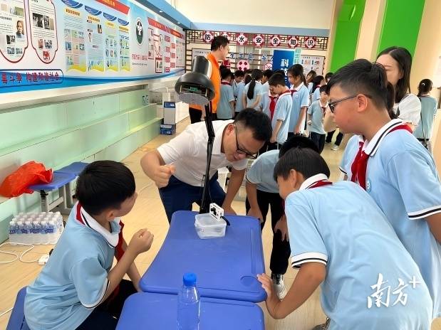 趣味實驗進課堂！汕尾職院師生赴香洲街道中心小學開展科普活動