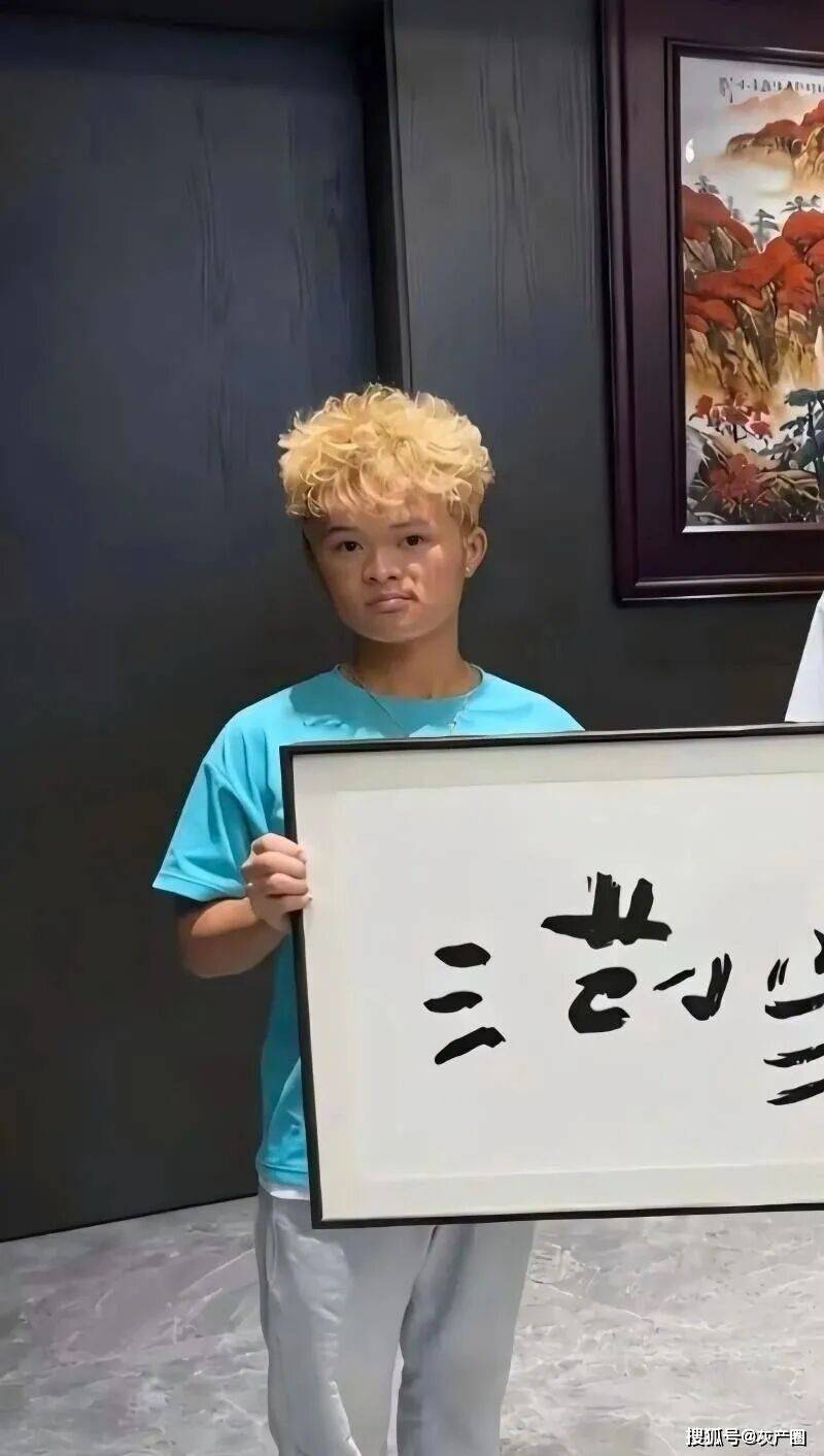 抖音小馬雲 範小勤 直播賣書法 狂銷數千份吸金近百萬 網友大肆玩梗笑爆全場！