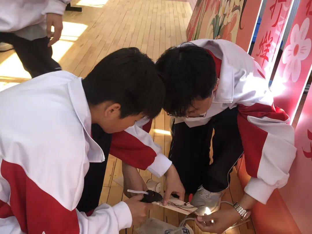 剛出道就火了！海淀這所中學打造“雙王牌班”，揭露“造星”奧秘！